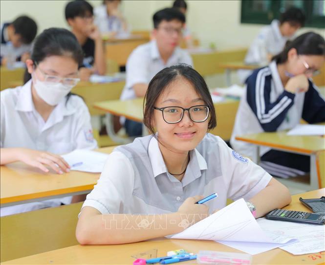 Thí sinh tự tin bước vào môn thi Toán tại điểm thi Trường THPT Thăng Long (quận Hai Bà Trưng). Ảnh: Thanh Tùng - TTXVN